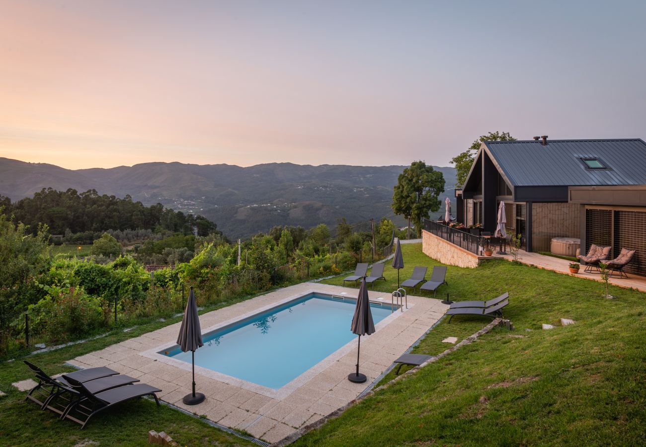 Piscina partilhada, vista sobre a montanha, vista pôr do sol