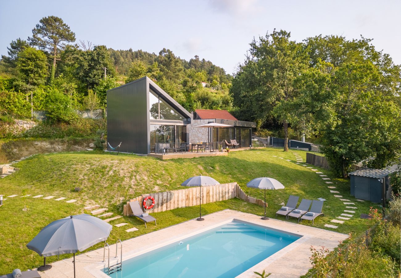 Piscina partilhada, jacuzzi e sauna privados, vista sobre a montanha