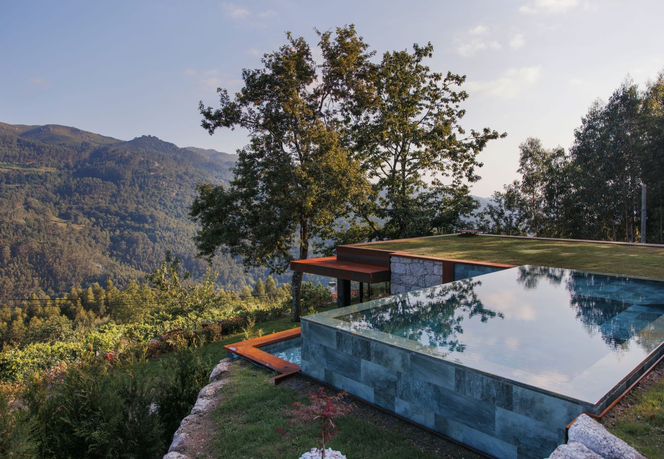 Piscina privada, vista sobre a montanha, vista pôr do sol 