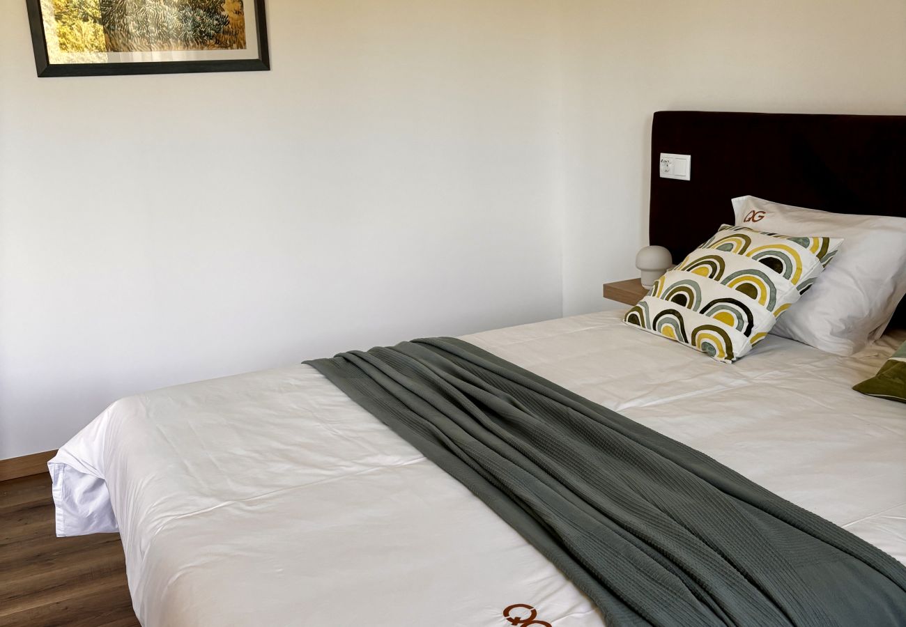 Rent by room in Terras de Bouro - Quinta de Grovelas -  Quarto com Terraço