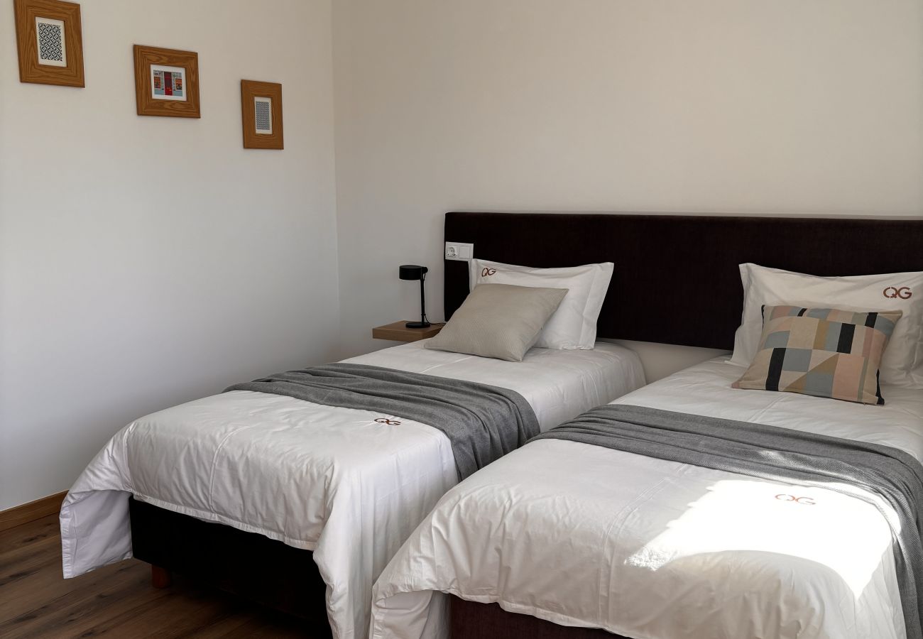 Rent by room in Terras de Bouro - Quinta de Grovelas - Quarto Twin com vista