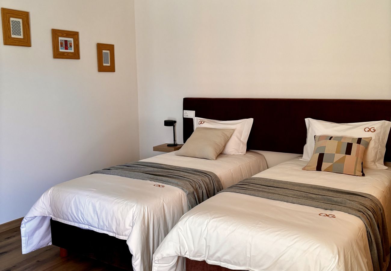 Rent by room in Terras de Bouro - Quinta de Grovelas - Quarto Twin com vista