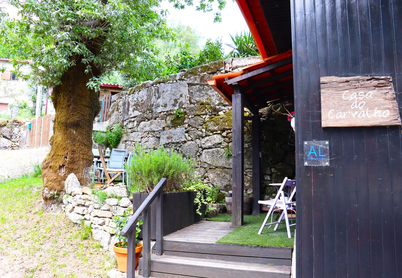 Entrée avec jardin et coin repas extérieur