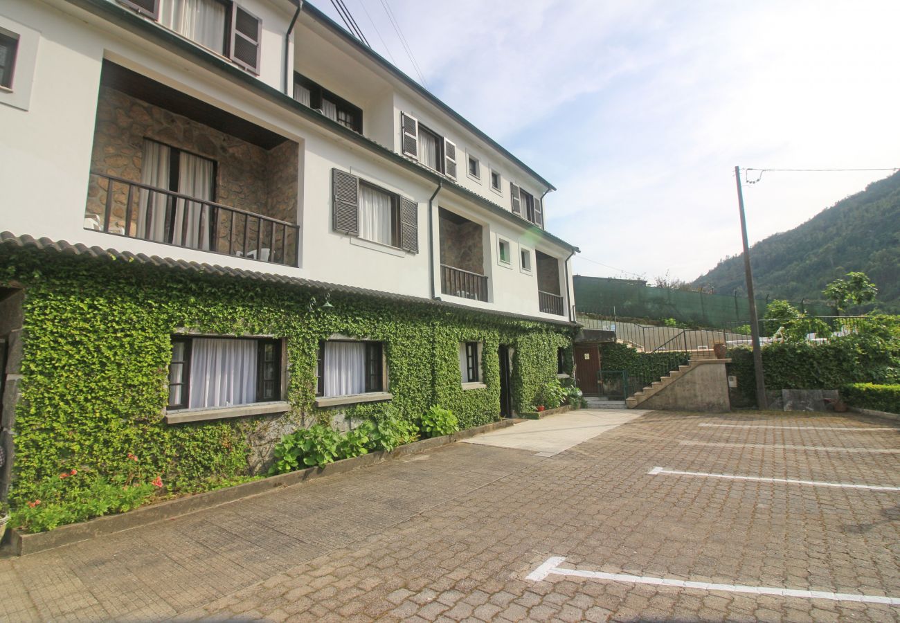 Chambres d'hôtes à Gerês - Serrana Gerês - Quarto Duplo c/ Varanda