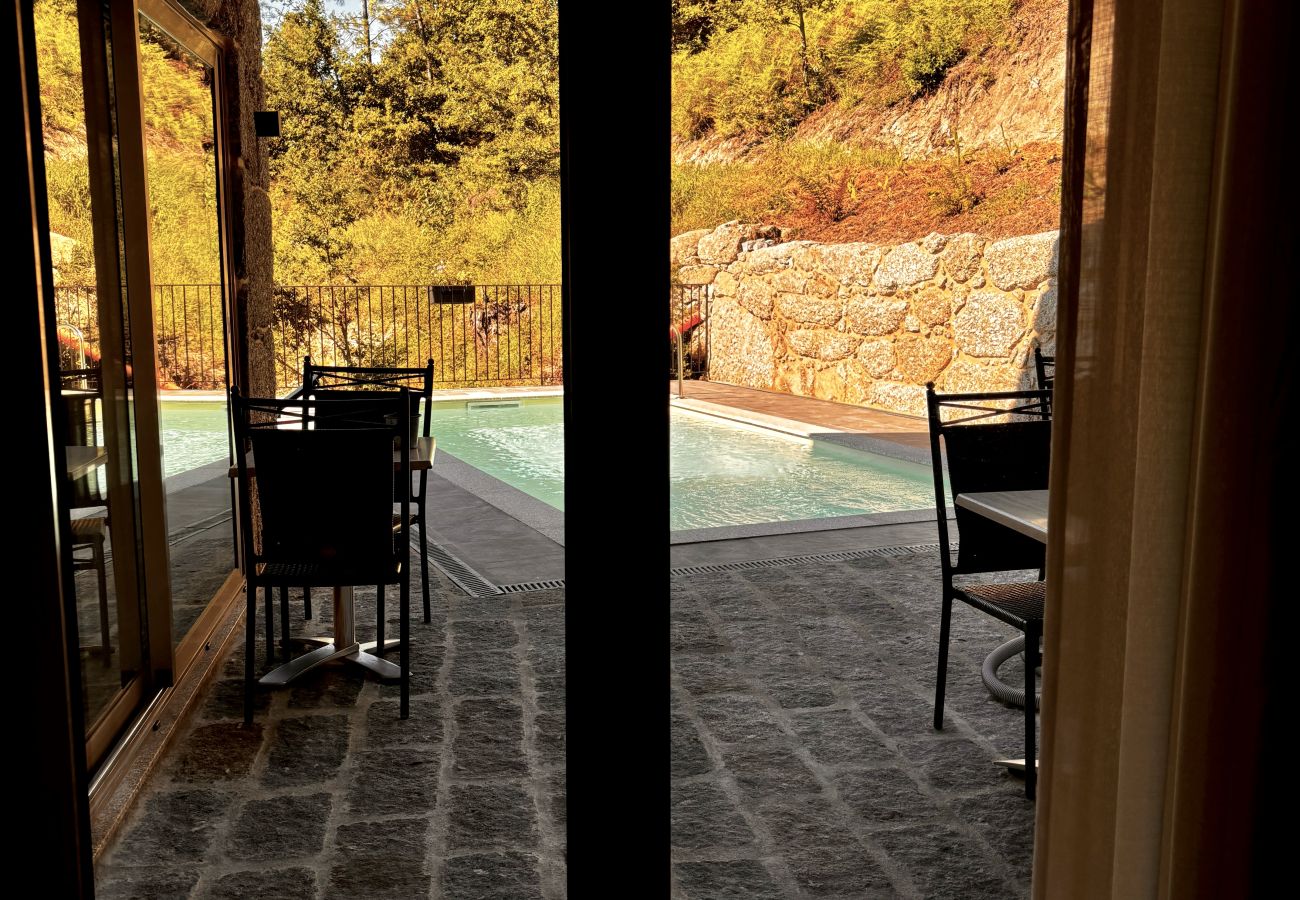 Chambres d'hôtes à Terras de Bouro - Quinta de Grovelas - Quarto vista Piscina