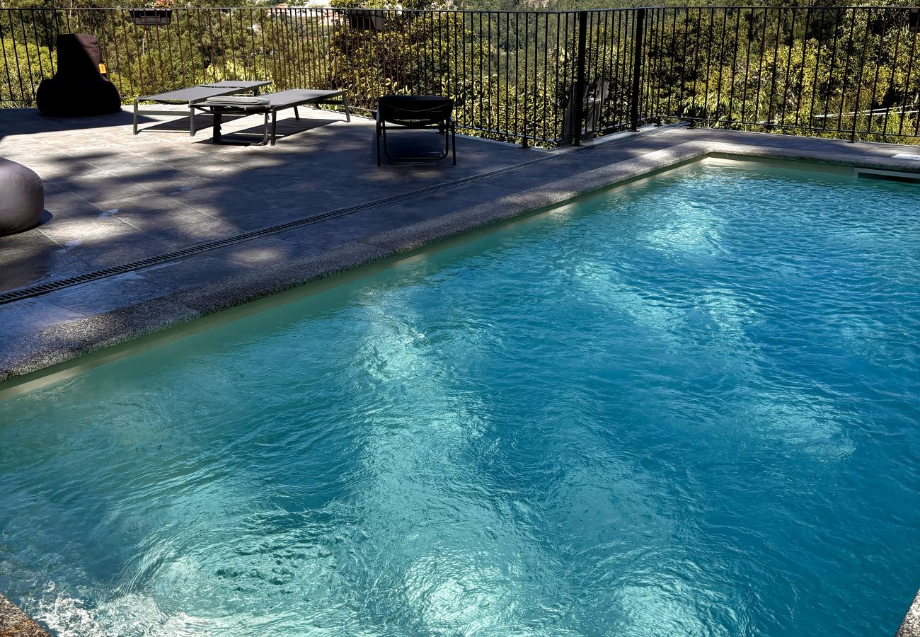 Chambres d'hôtes à Terras de Bouro - Quinta de Grovelas - Quarto vista Piscina